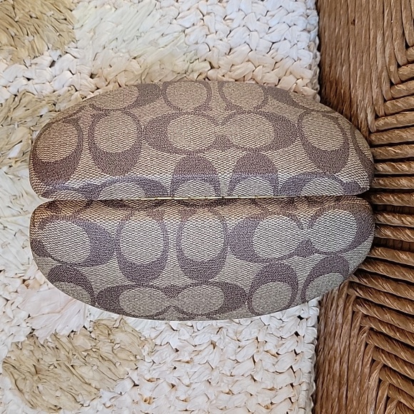 Coach logo clamshell eyeglass/sunglass hard case. - Picture 8 of 12